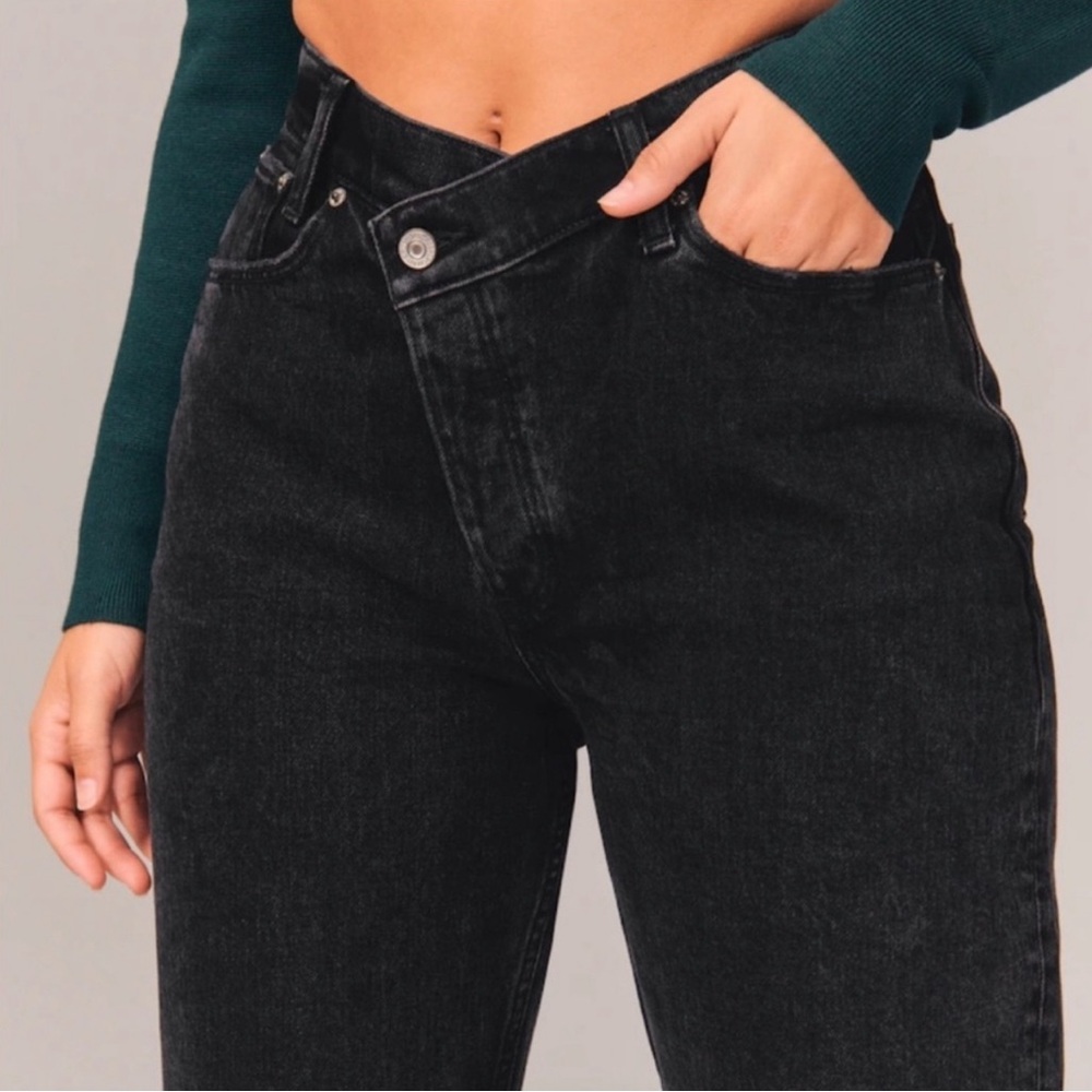 Abercrombie & Fitch Curve Love High Rise Dad Criss Cross Jeans in Black - Picture 2 of 12